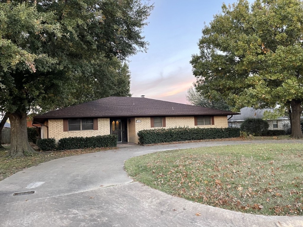 1100 W Russell Avenue Bonham TX 75418