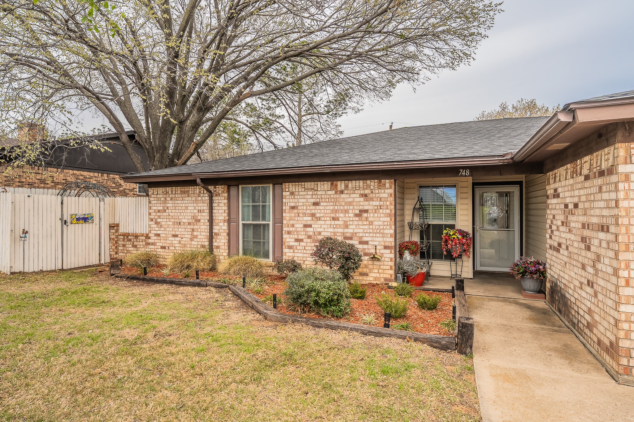 748 Regency Drive Hurst TX 76054