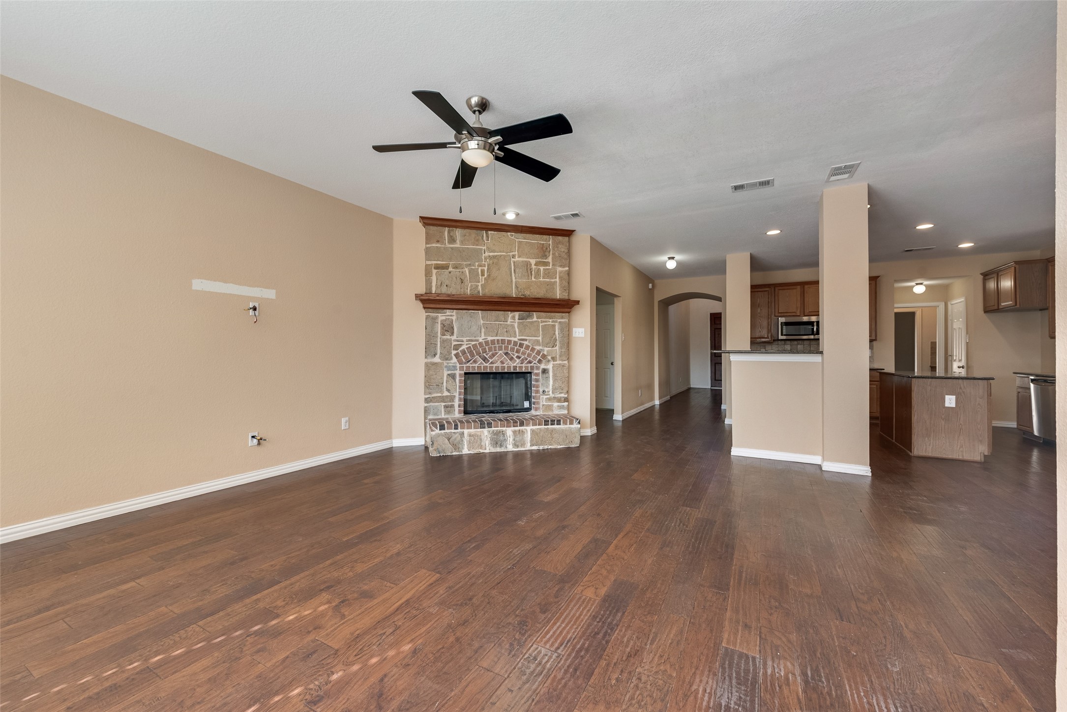 2467 Harbour Drive Grand Prairie TX 75054