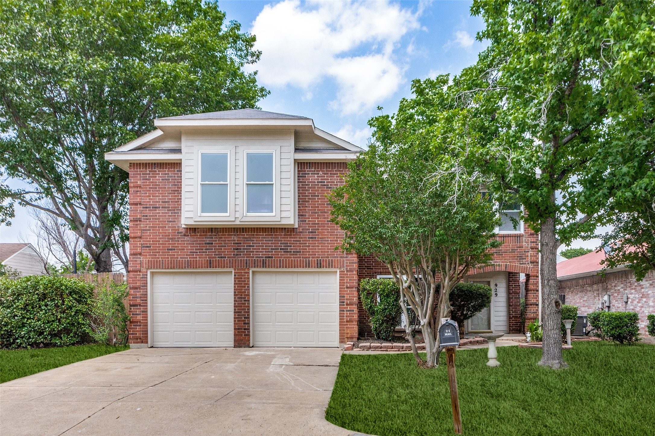 929 Ashmount Lane Arlington TX 76017