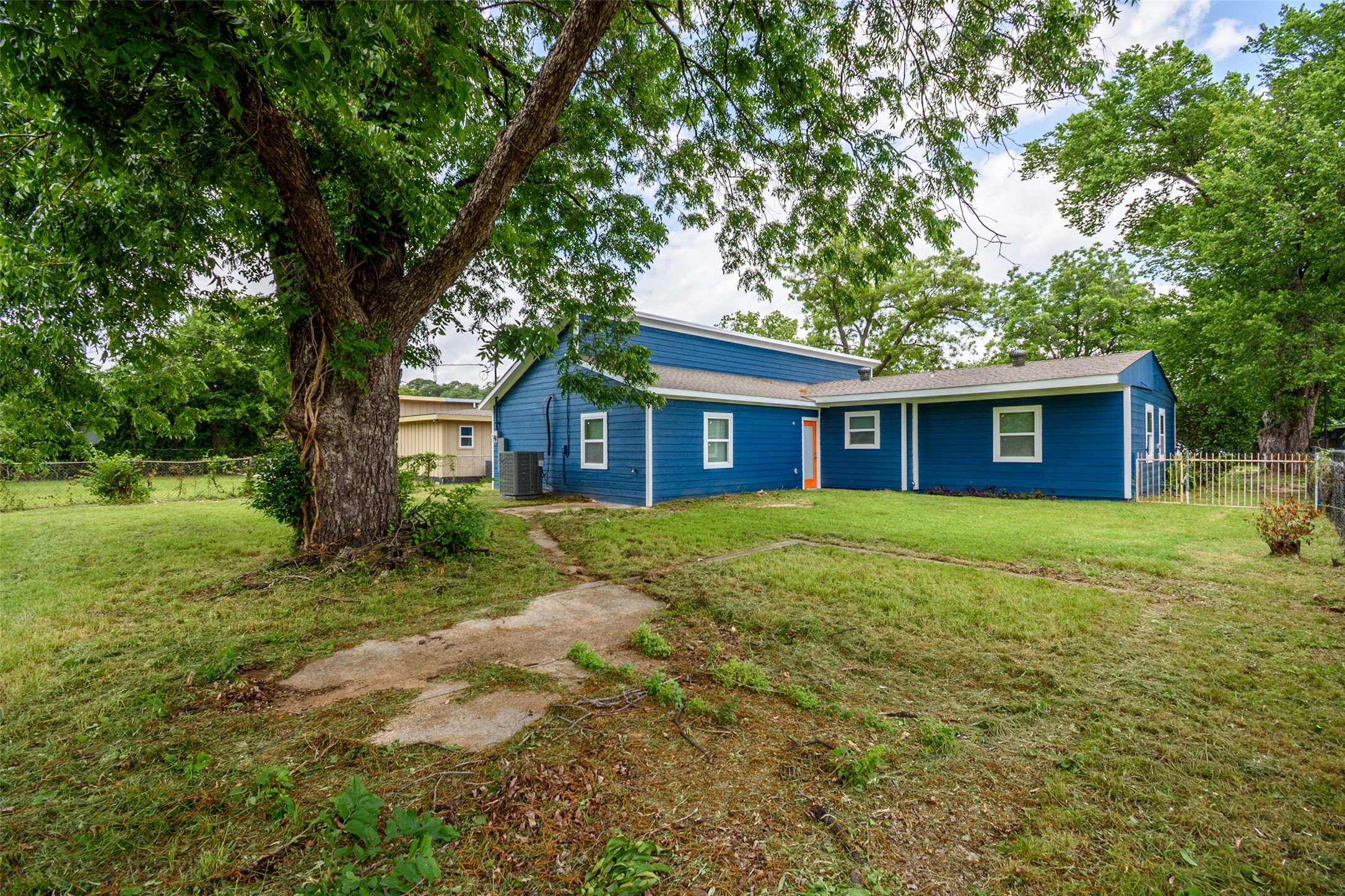 5305 Cahill Oval Street River Oaks TX 76114