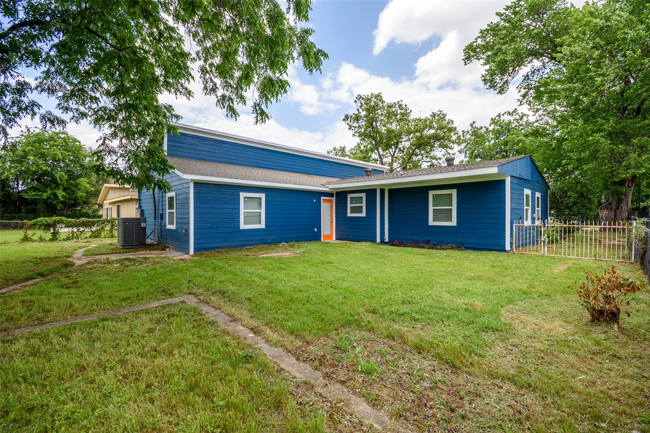 5305 Cahill Oval Street River Oaks TX 76114