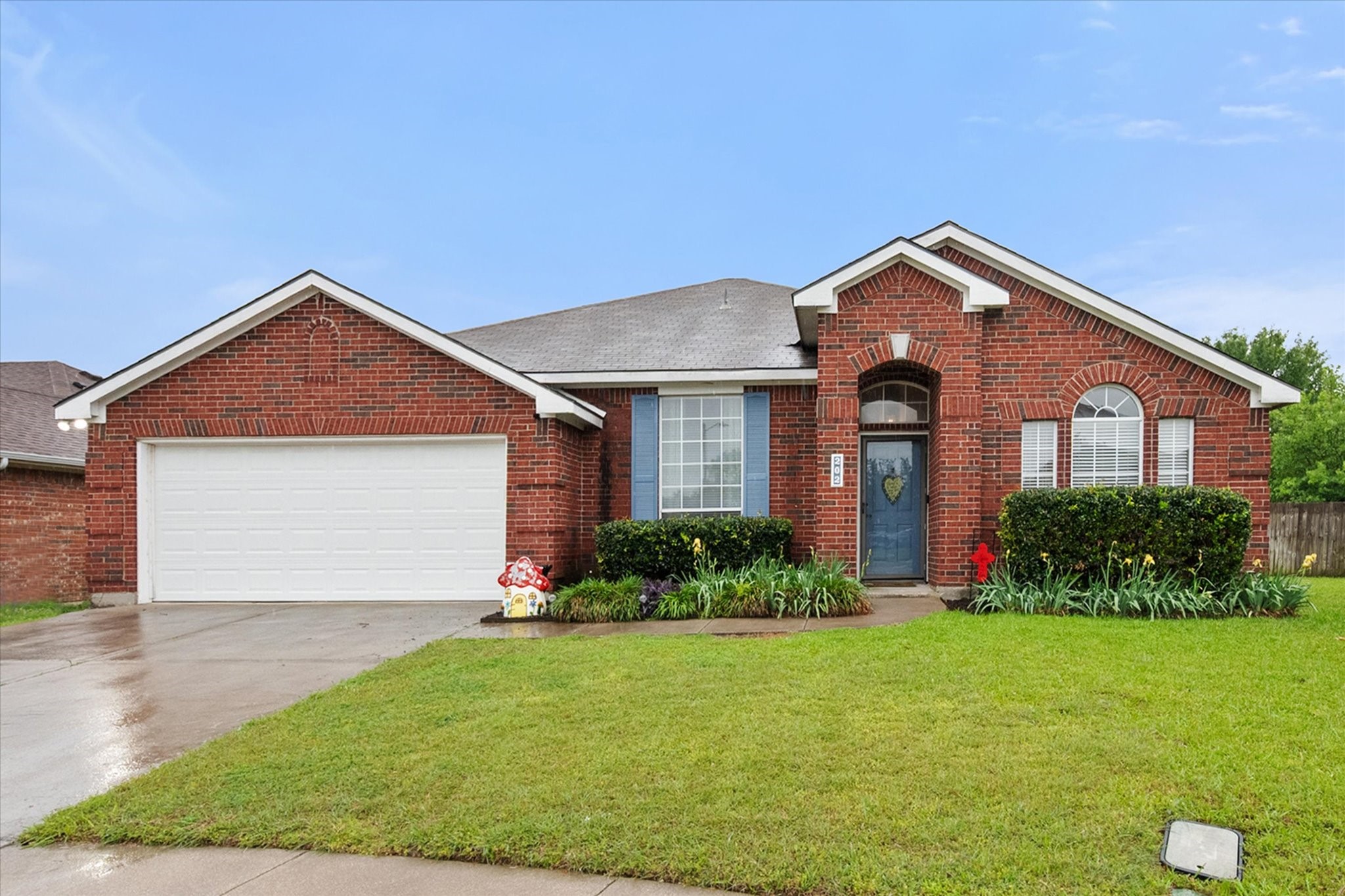 202 Creek Point Lane Arlington TX 76002