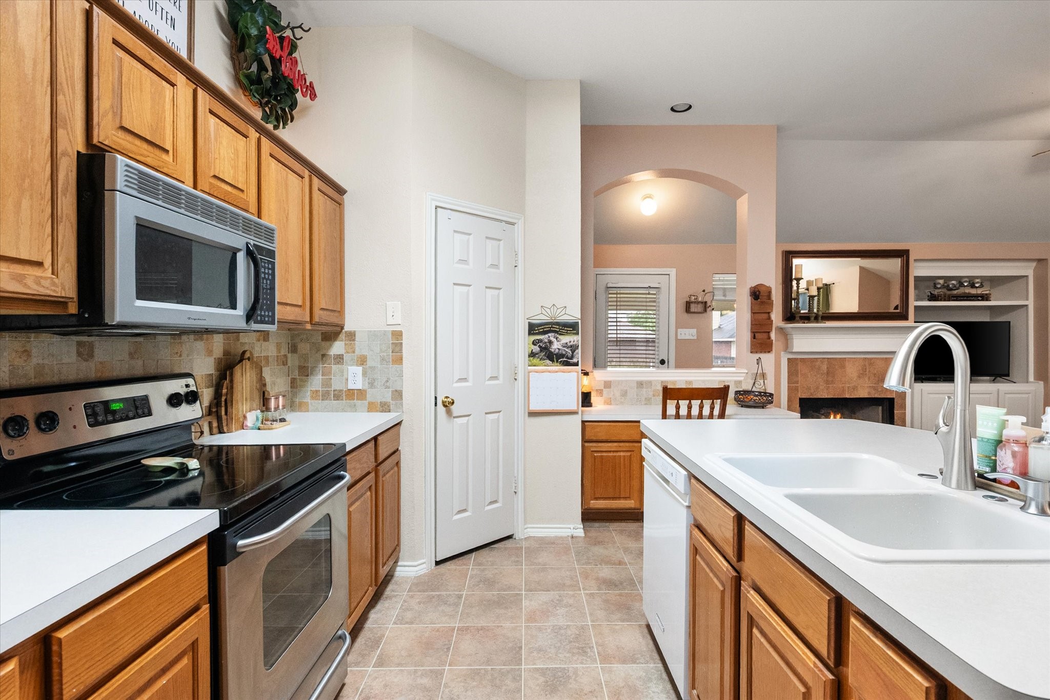 202 Creek Point Lane Arlington TX 76002
