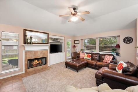 202 Creek Point Lane Arlington TX 76002