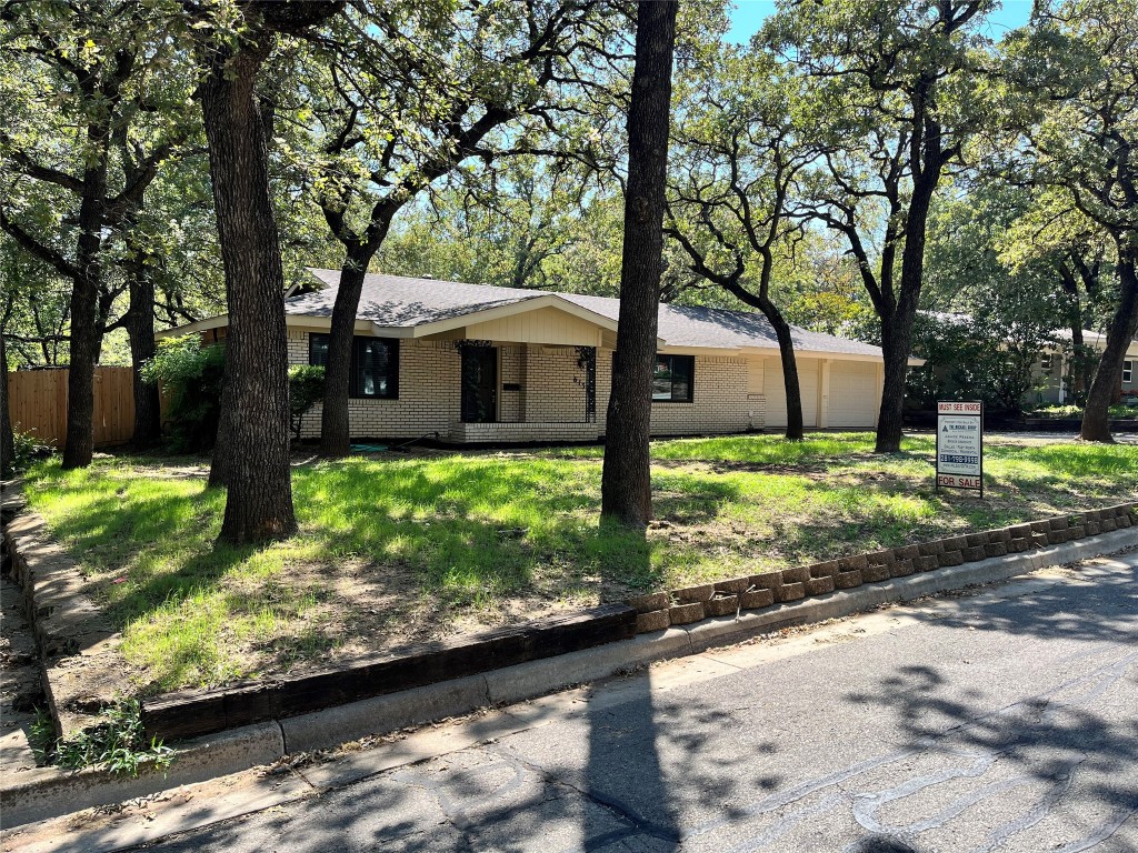613 Oakwood Avenue Hurst TX 76053