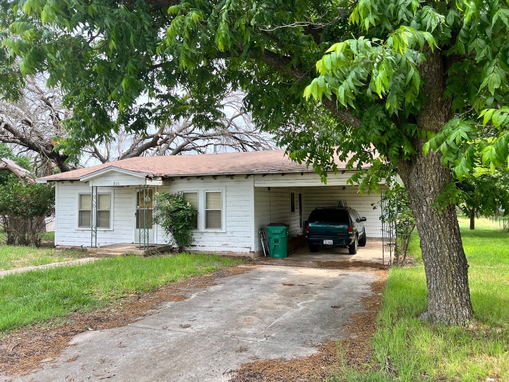 806 W Cherokee Avenue Comanche TX 76442