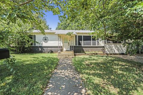 1301 N Douglas Avenue Cleburne TX 76033