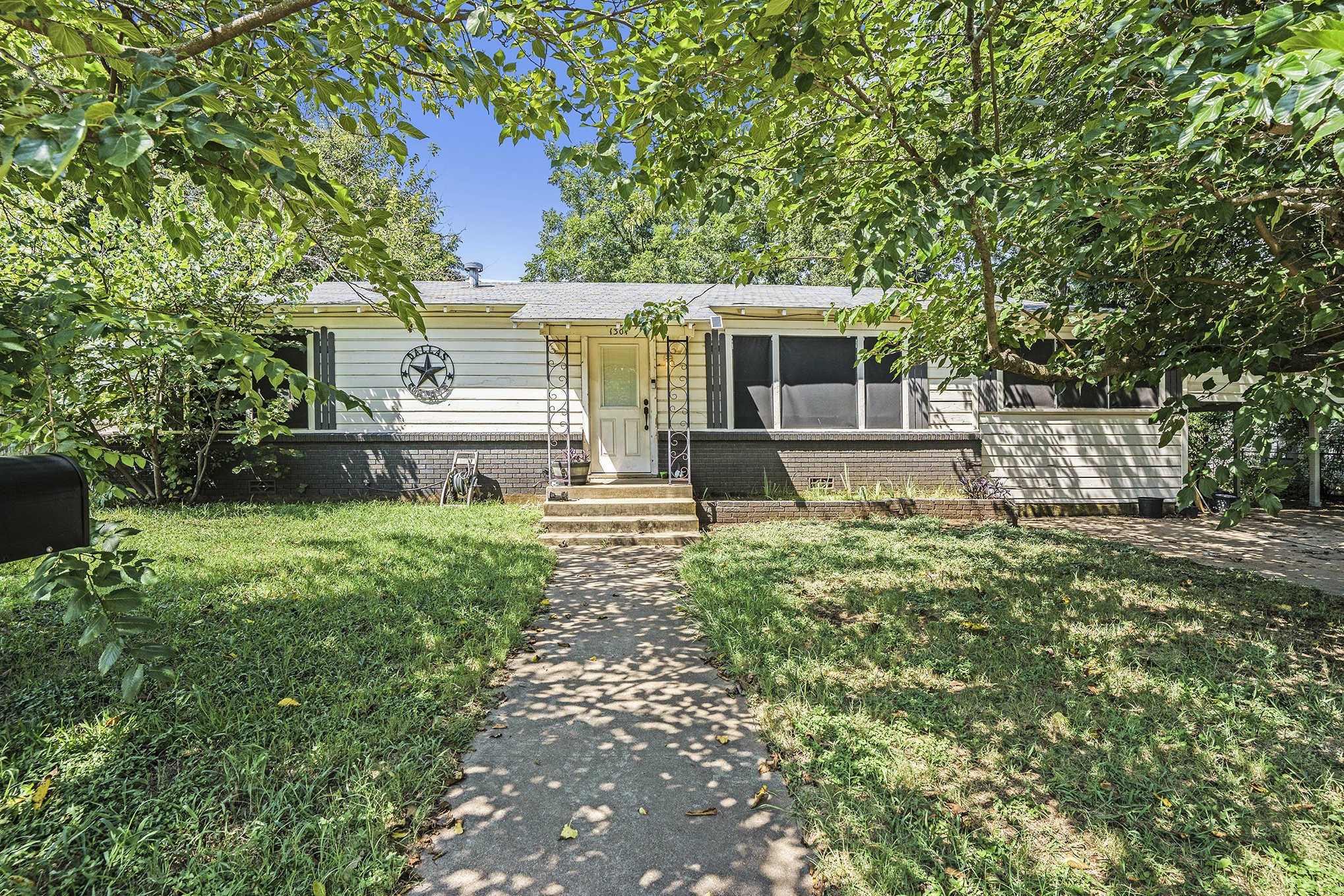 1301 N Douglas Avenue Cleburne TX 76033