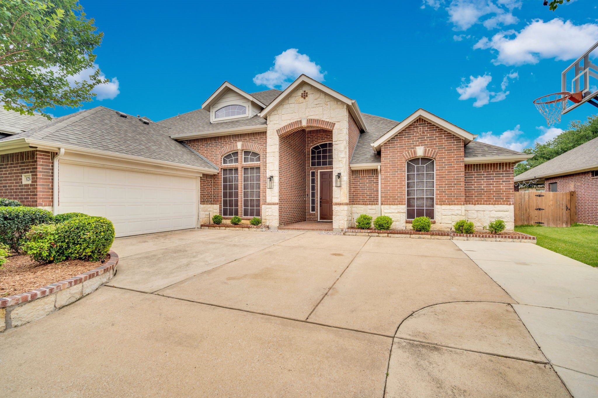 8204 Wildrock Drive Arlington TX 76001