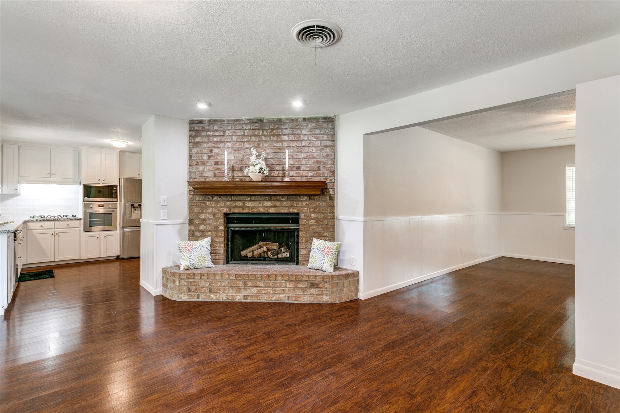 321 Arcadia Street Hurst TX 76053