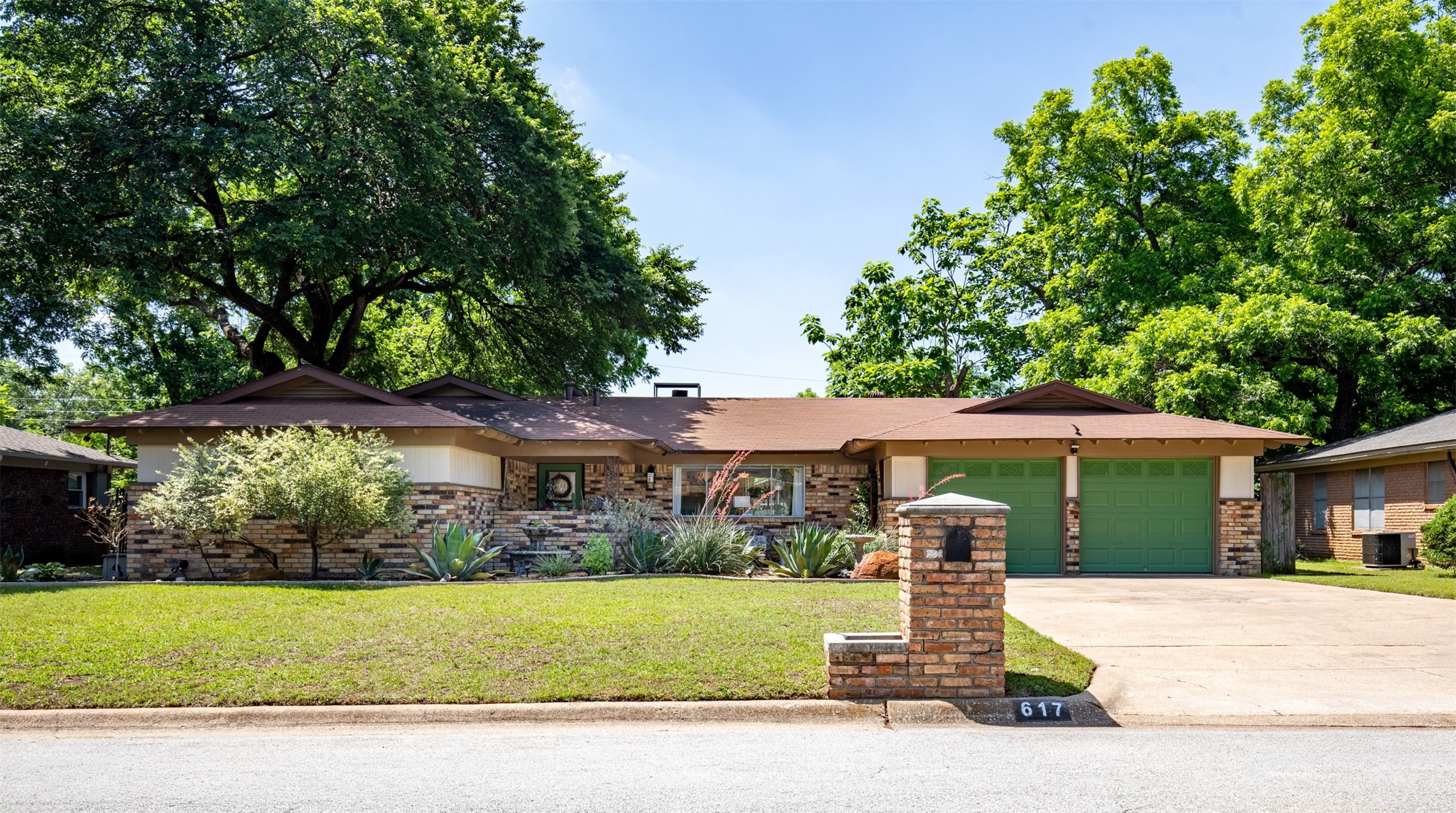 617 Woodside Drive Hurst TX 76053
