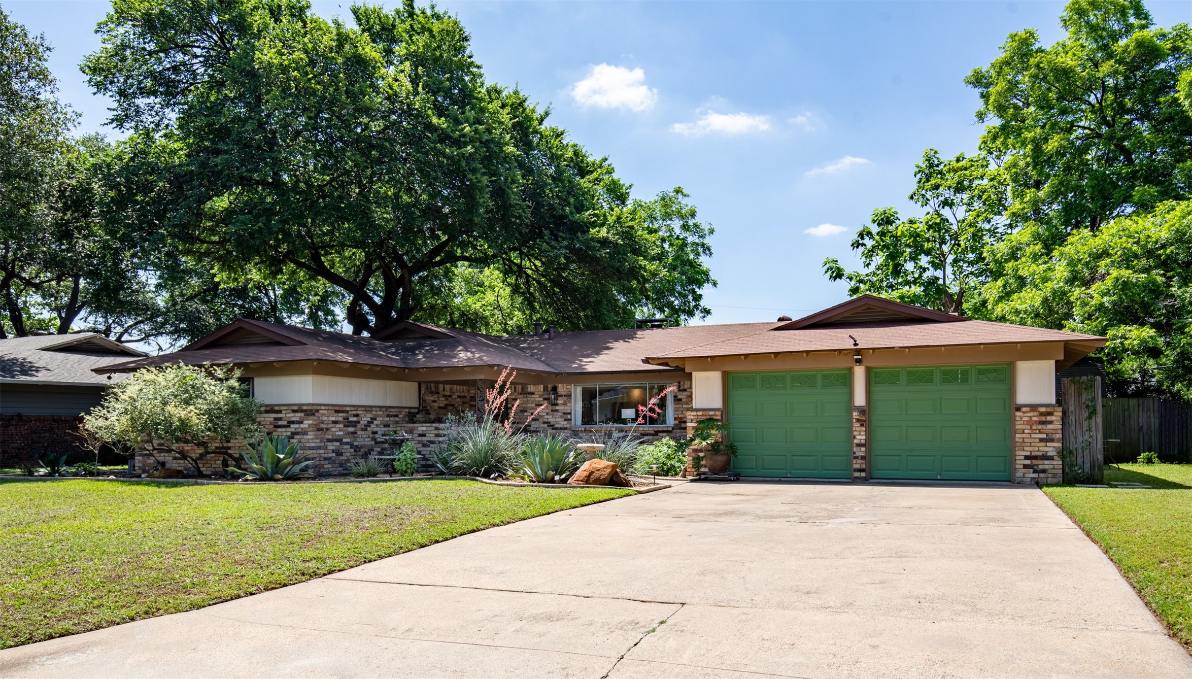 617 Woodside Drive Hurst TX 76053