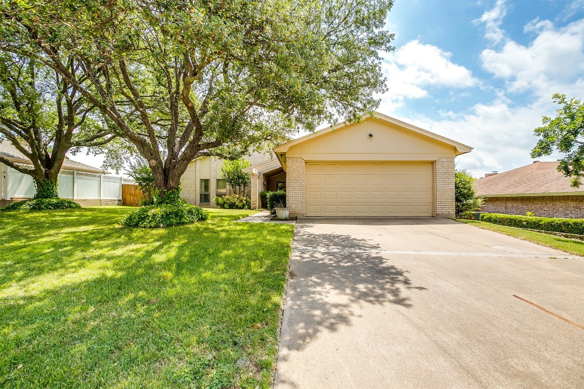 220 Meadowhill Drive Benbrook TX 76126