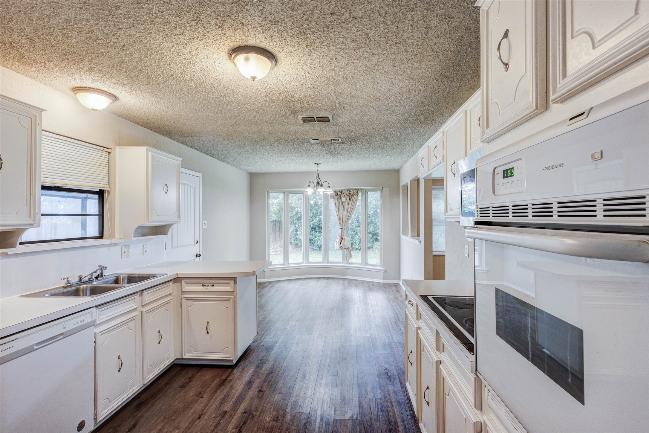 105 Lakeway Drive Benbrook TX 76126