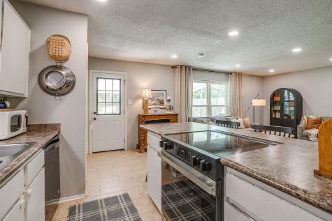 712 Poe Street Azle TX 76020