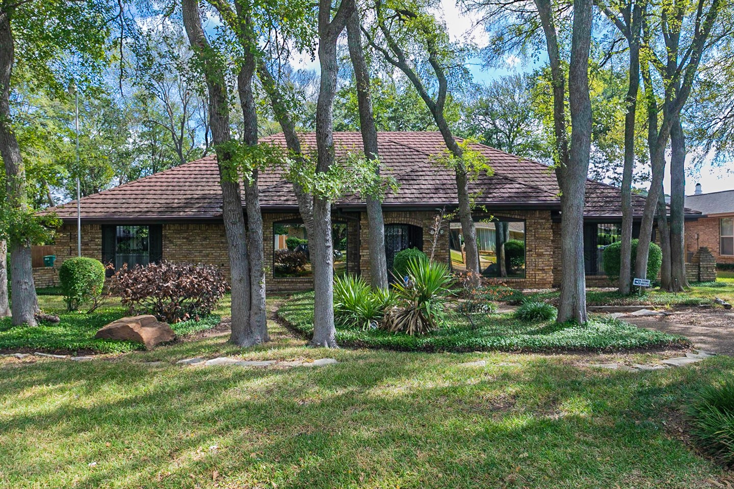 805 Oakmont Lane N Fort Worth TX 76112