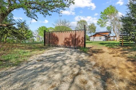 1604 County Road 4040 Savoy TX 75479
