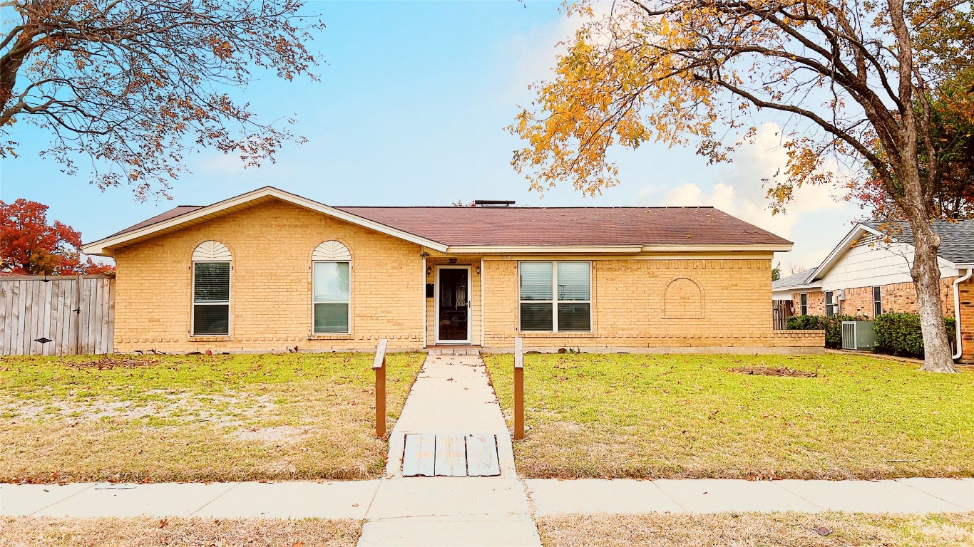 1521 Warwick Street Garland TX 75044
