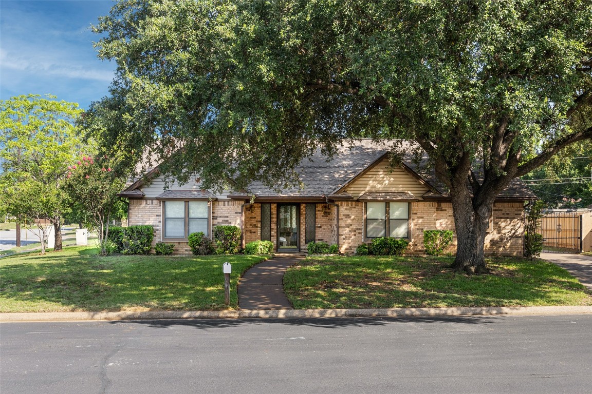 200 Stratford Court Hurst TX 76054
