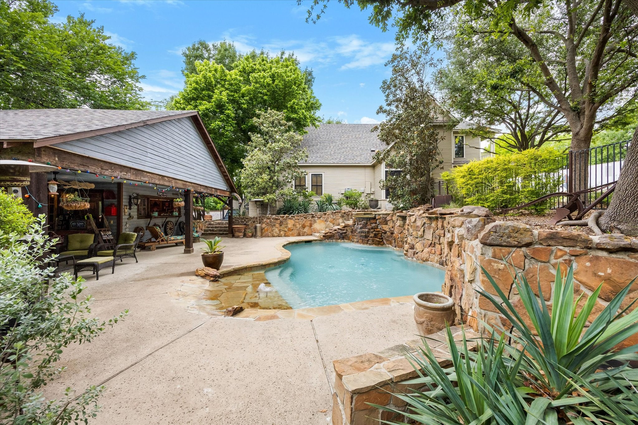 1025 W Main Street Waxahachie TX 75165