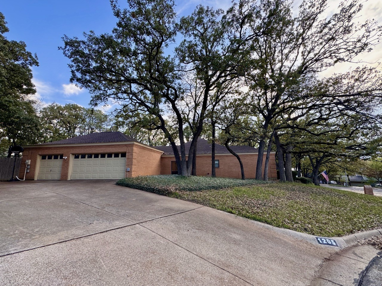 1205 Riverview Drive Arlington TX 76012