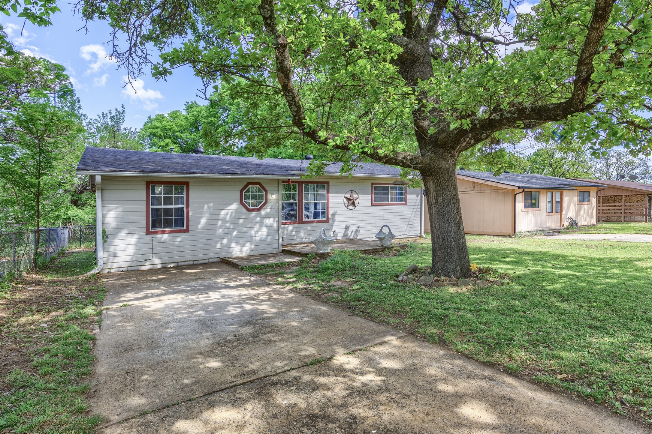 2042 Avon Drive Denison TX 75020