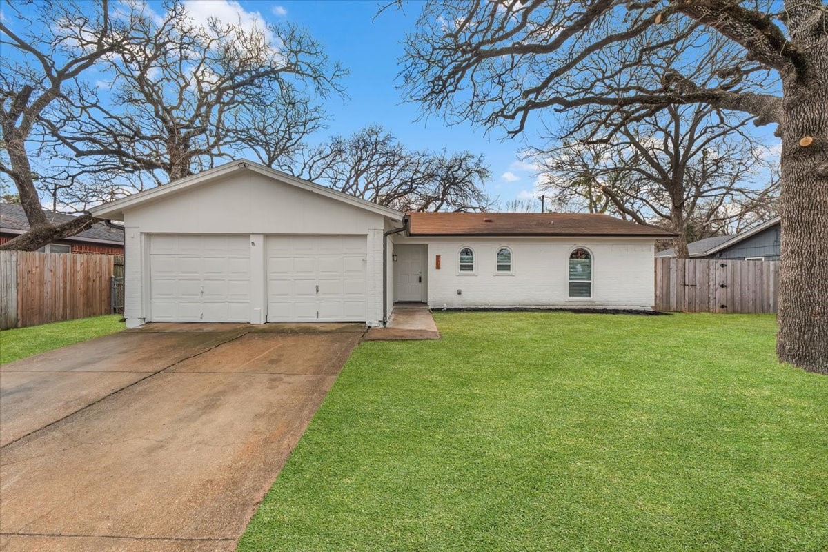 705 NW Hillery Street Burleson TX 76028