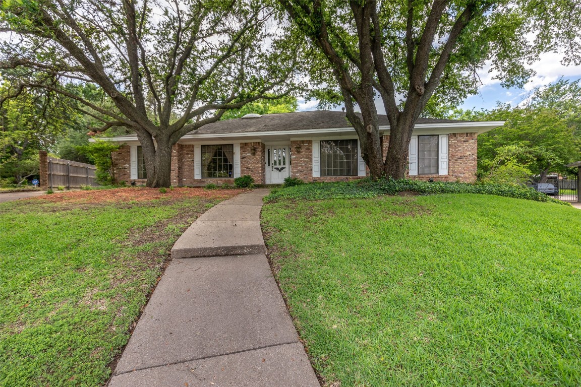 4316 Ridglea Country Club Drive Benbrook TX 76126