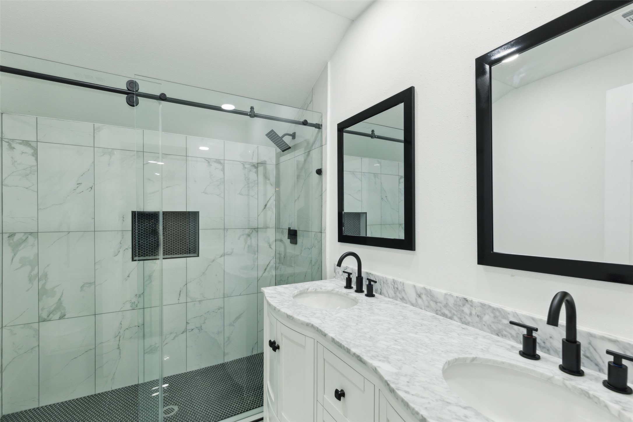2120 Tisinger Avenue Dallas TX 75228