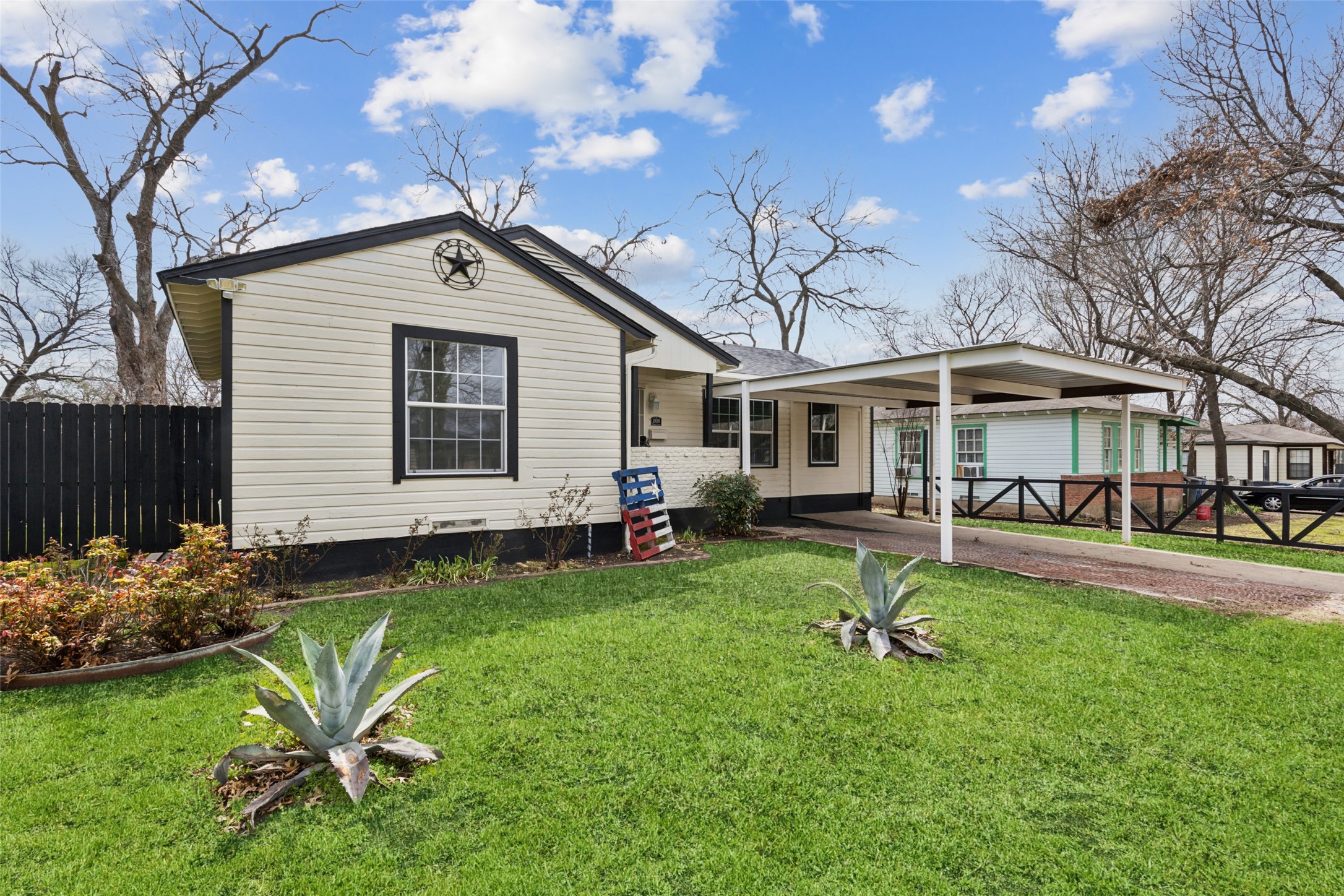2120 Tisinger Avenue Dallas TX 75228