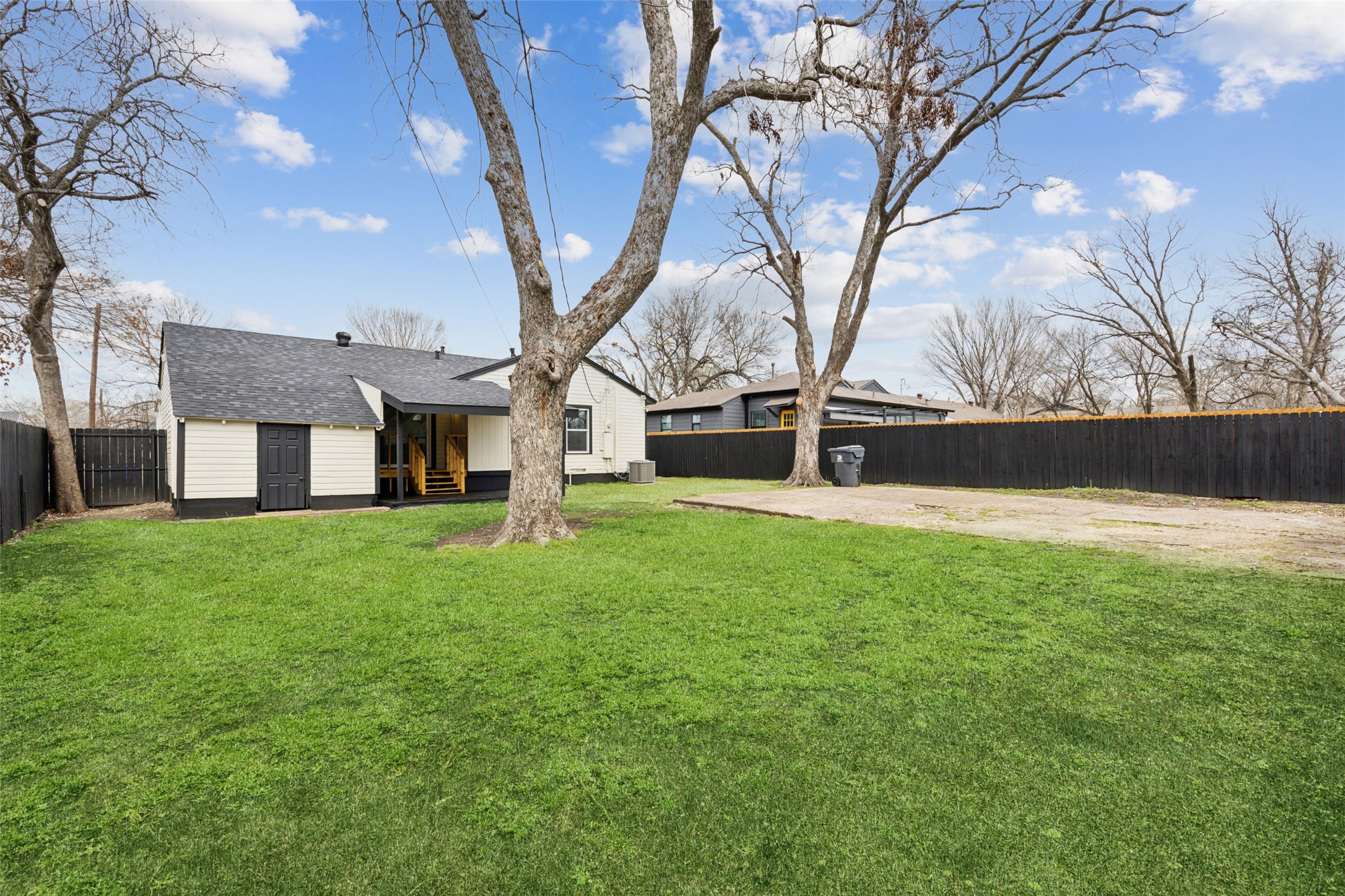 2120 Tisinger Avenue Dallas TX 75228