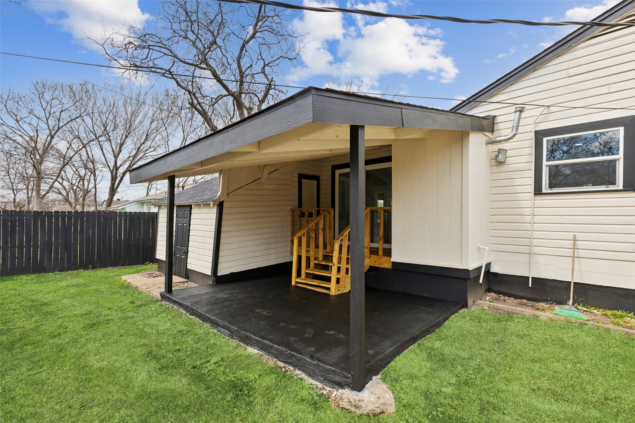 2120 Tisinger Avenue Dallas TX 75228