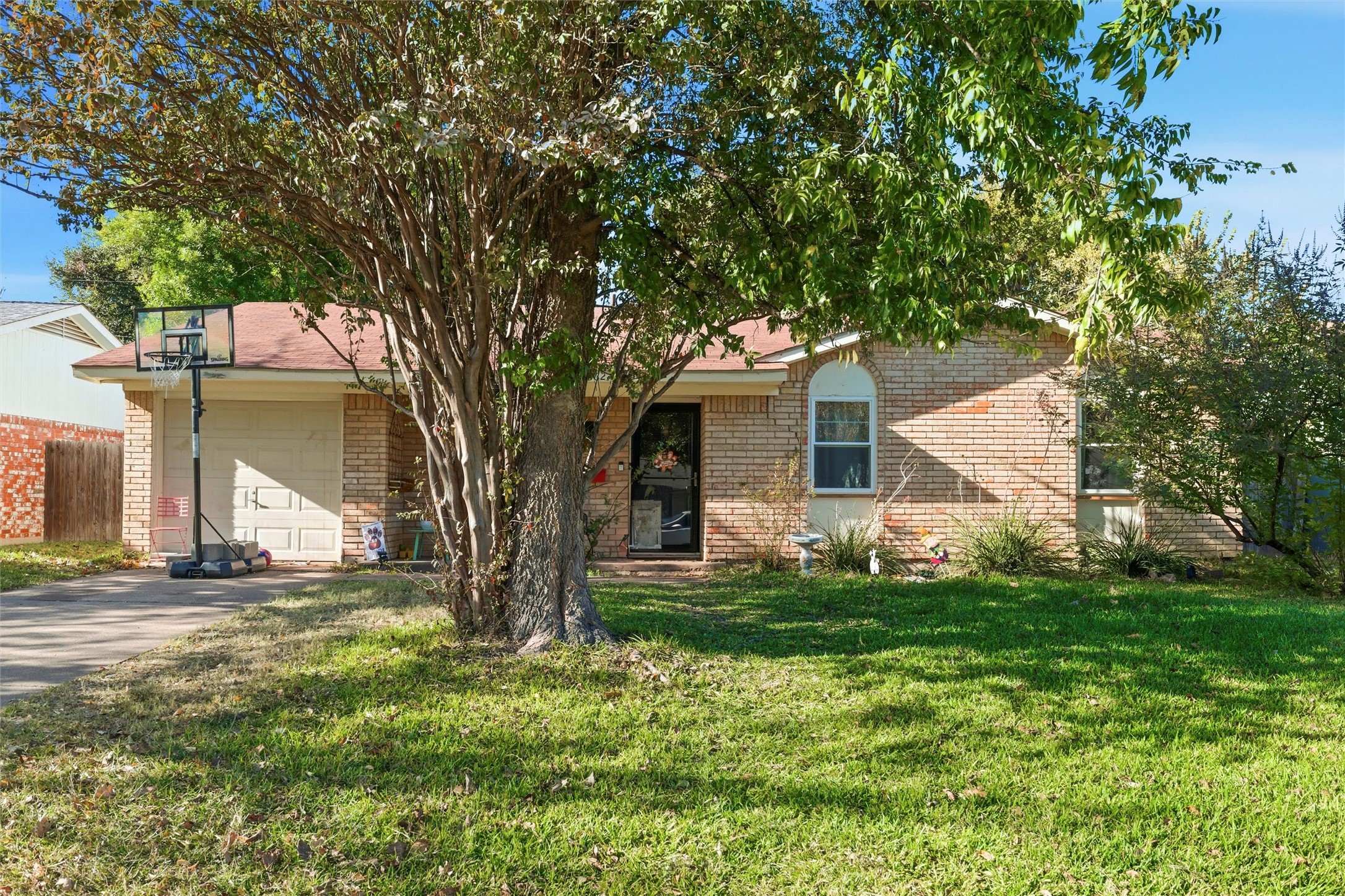 562 W Ferndale Lane Grand Prairie TX 75052