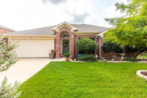 2405 Castle Pines Drive Burleson TX 76028
