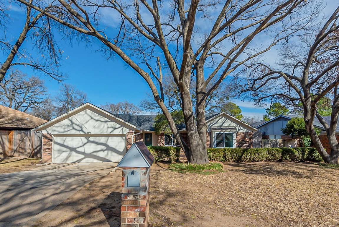2303 S Pleasant Forest Street Arlington TX 76015