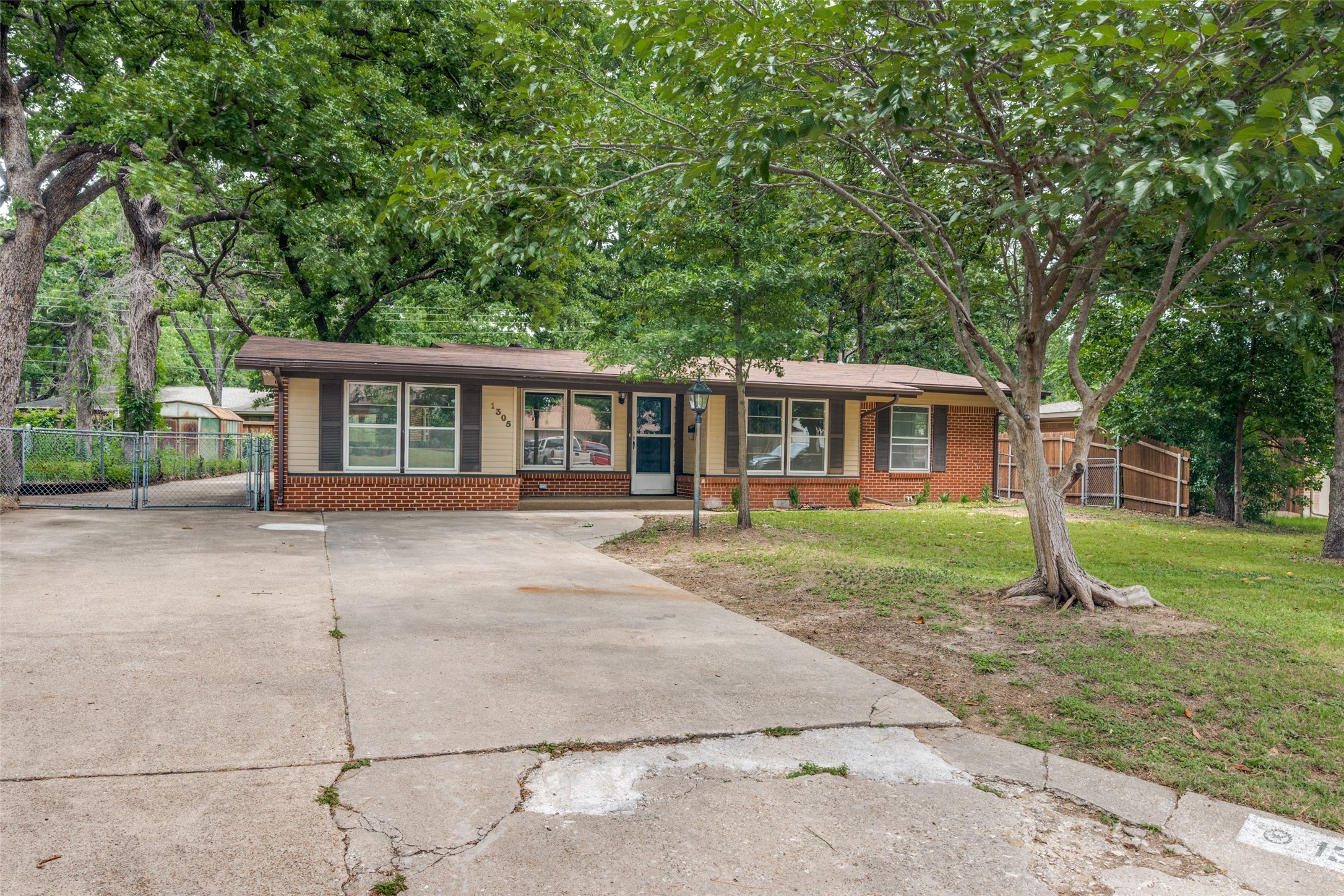 1305 W Lavender Lane Arlington TX 76013