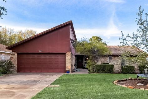 701 Robinhood Lane Bedford TX 76021
