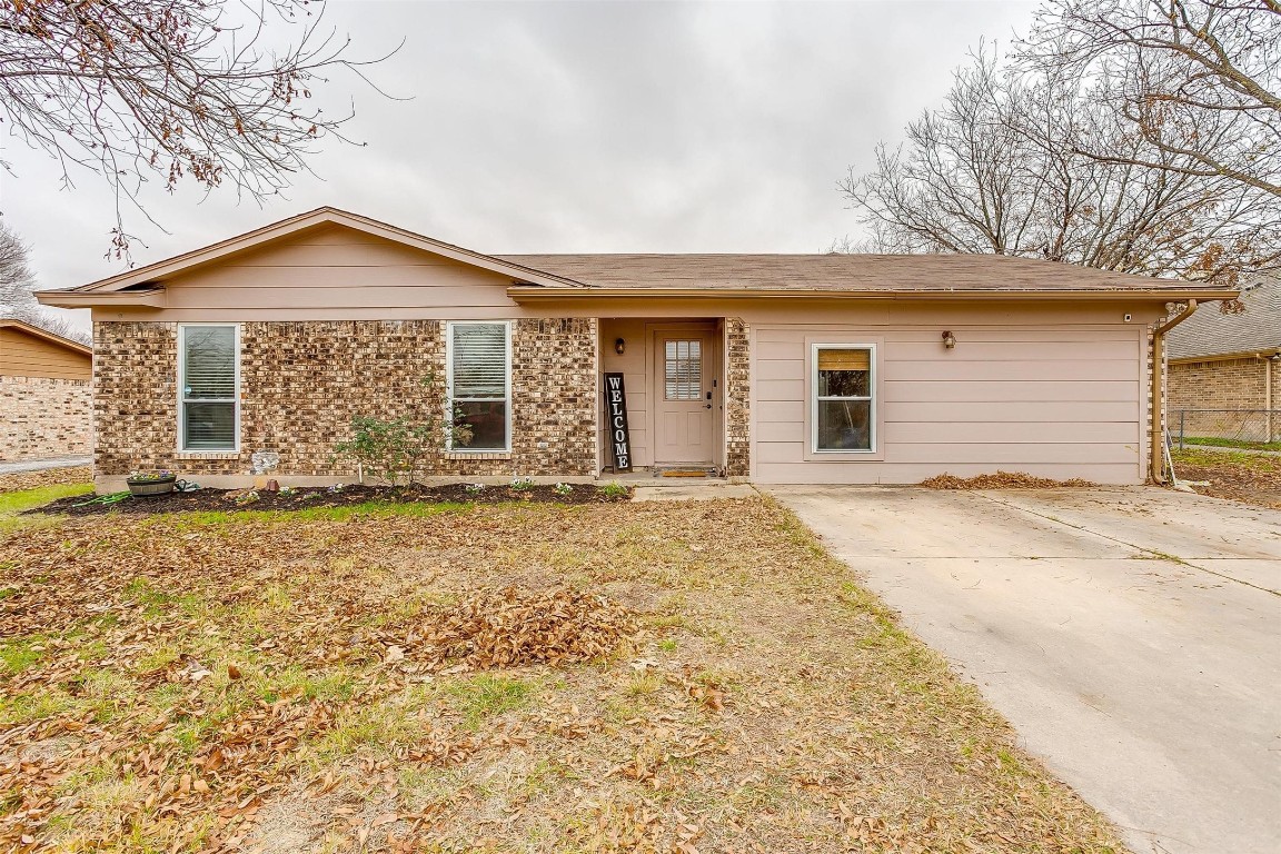 220 Ridgeway Avenue Azle TX 76020