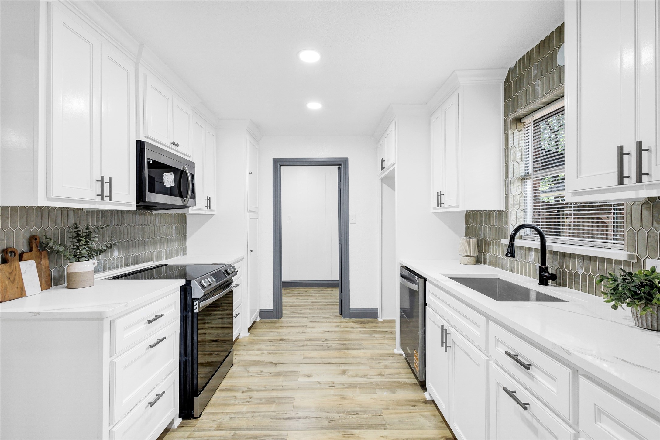 612 Circleview Drive S Hurst TX 76054