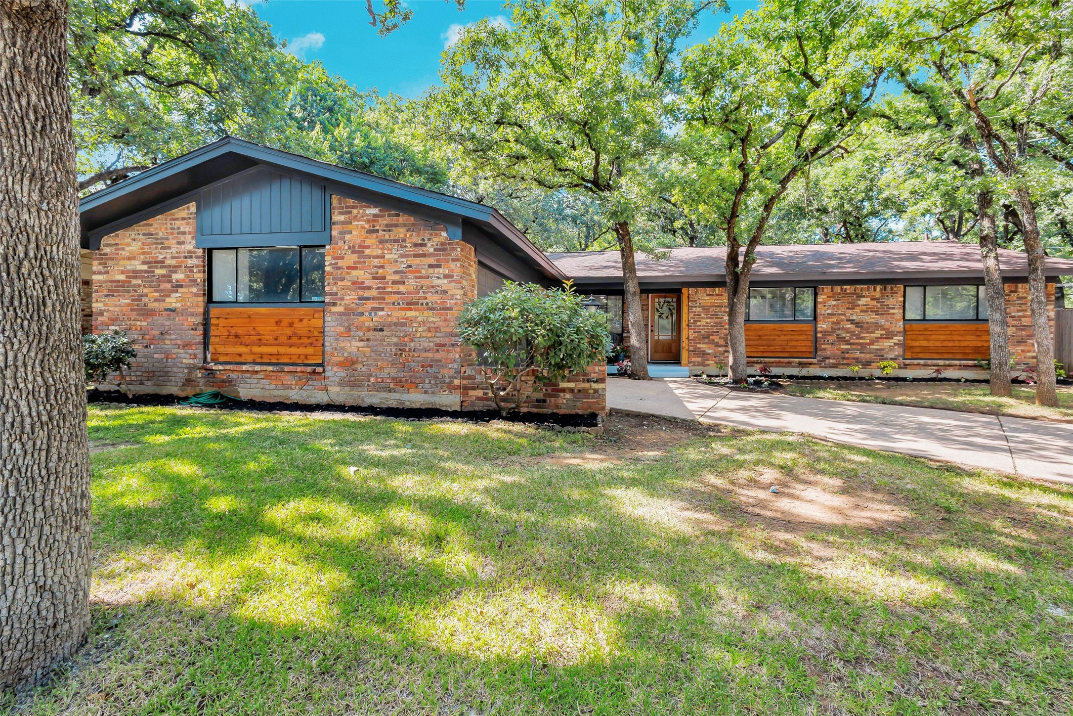 612 Circleview Drive S Hurst TX 76054