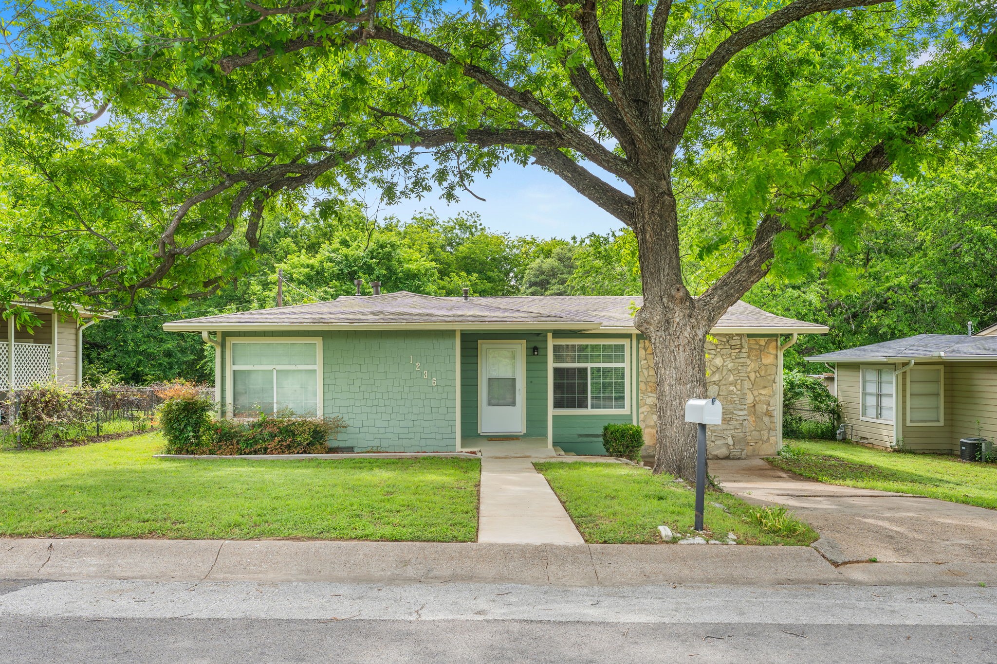 1236 S Brazos Street Weatherford TX 76086