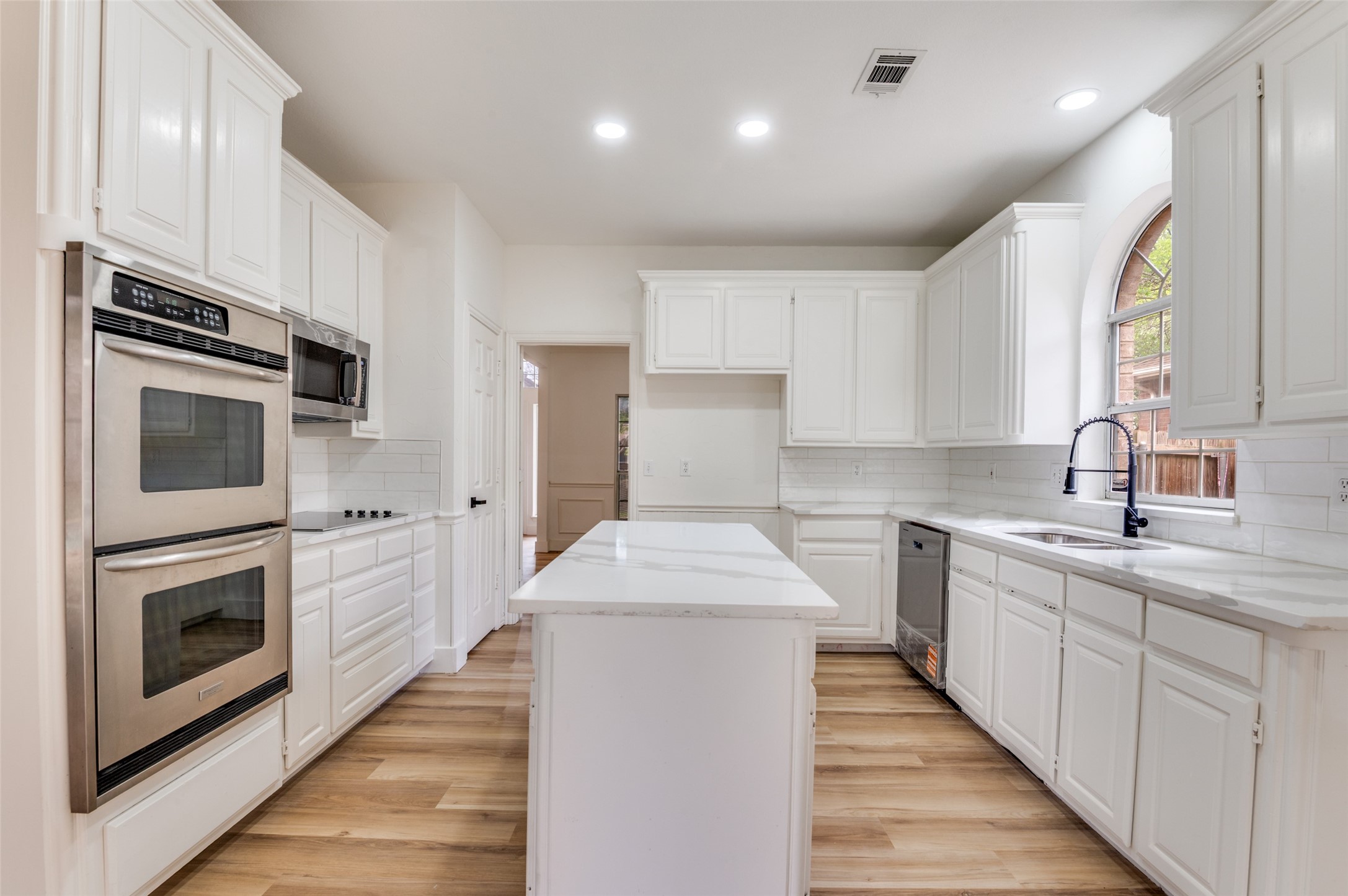 6215 Kingswood Drive Arlington TX 76001
