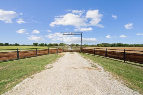 1463 Fm 2210 E Perrin TX 76486