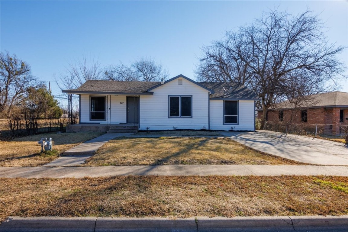 817 Manning Street Grand Prairie TX 75051