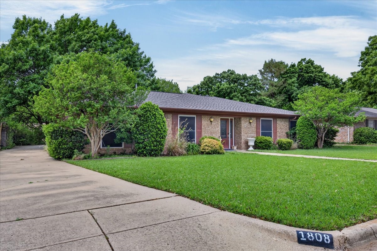 1808 E Cedar Elm Drive Arlington TX 76012