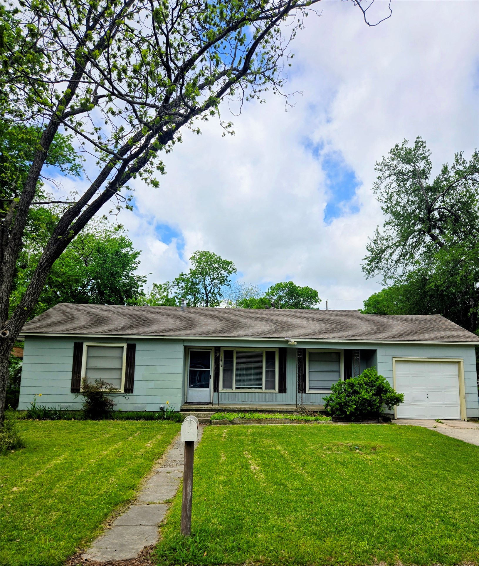 1813 Throckmorton Street Gainesville TX 76240