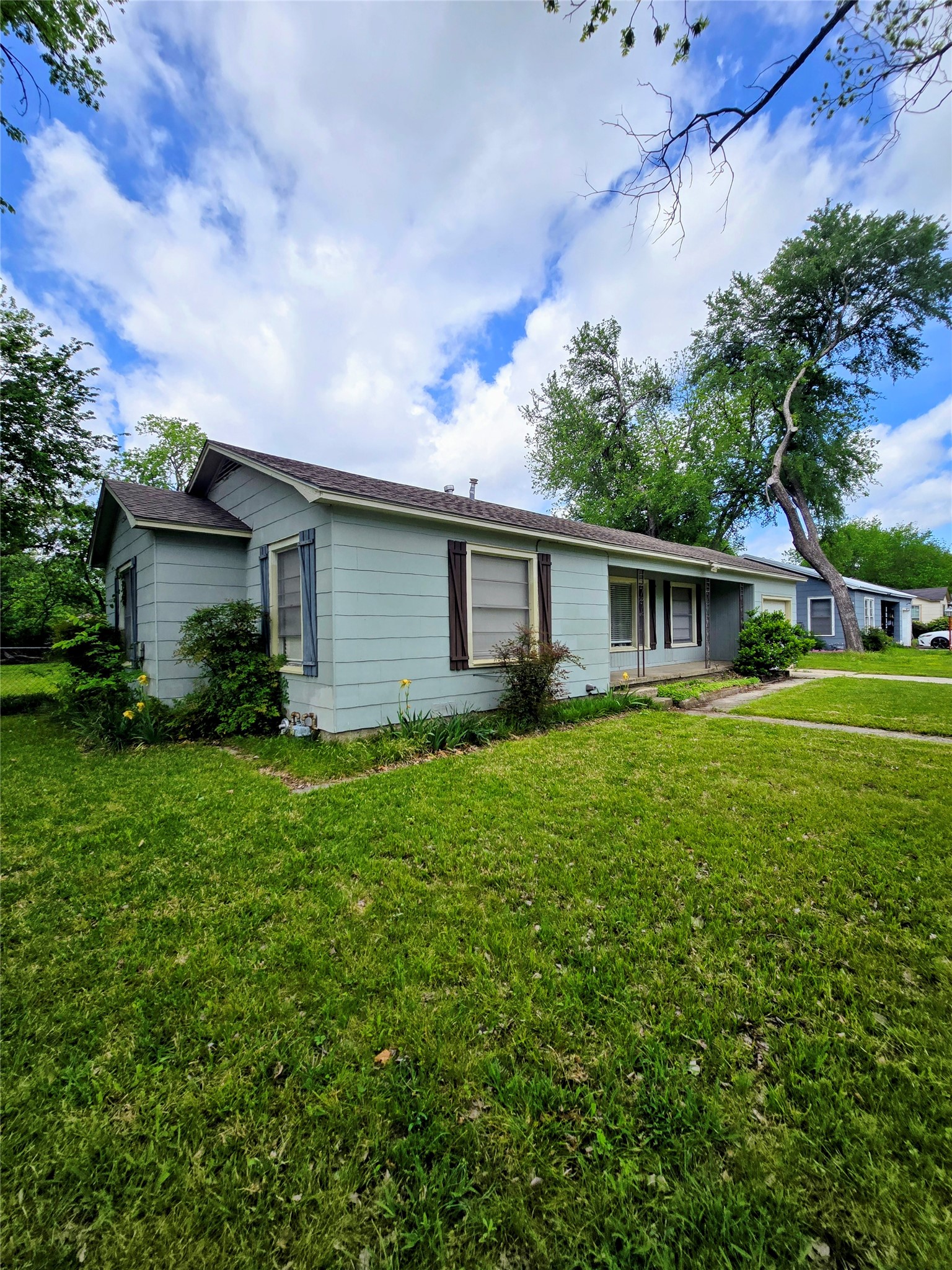 1813 Throckmorton Street Gainesville TX 76240
