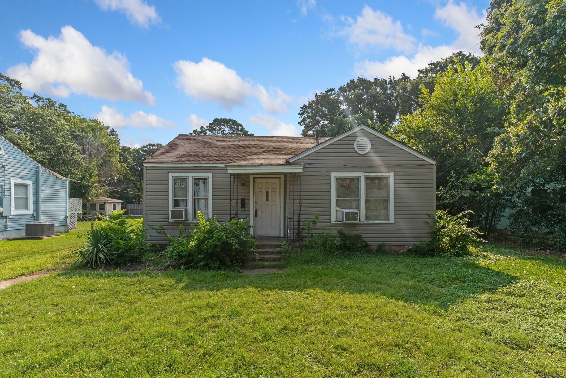 2010 Oakwood Street Haltom City TX 76117