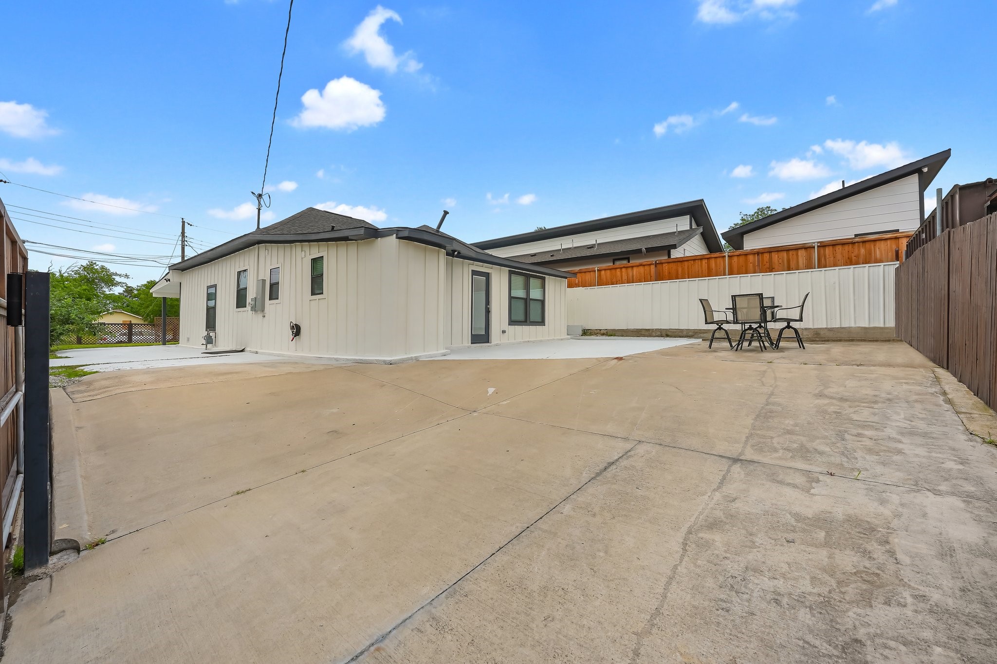300 Steinman Avenue Dallas TX 75203